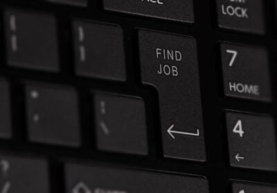 Beneficiile de a lucra cu o agenție de recrutare pentru găsirea unui loc de muncă în străinătate