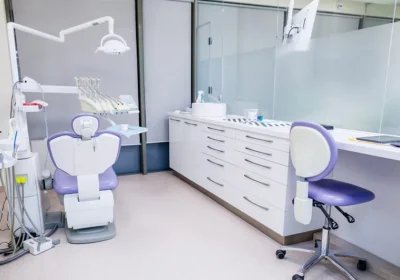 Ce duce la colorarea plombelor dentare în timp? Cauze și soluții recomandate