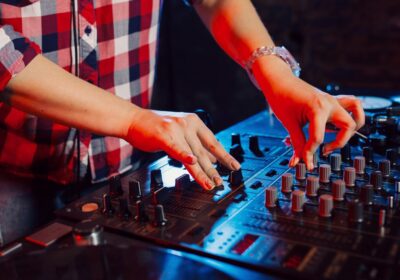 Cum se creează un program muzical care ține invitații pe ringul de dans