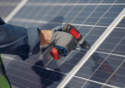 Cum alegi furnizorul ideal de echipamente pentru instalații de energie solară în business-ul tău