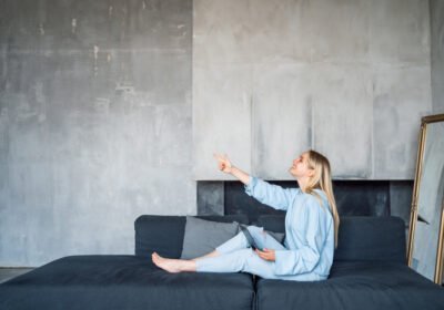 Cum adaugi un perete accent într-un living modern?