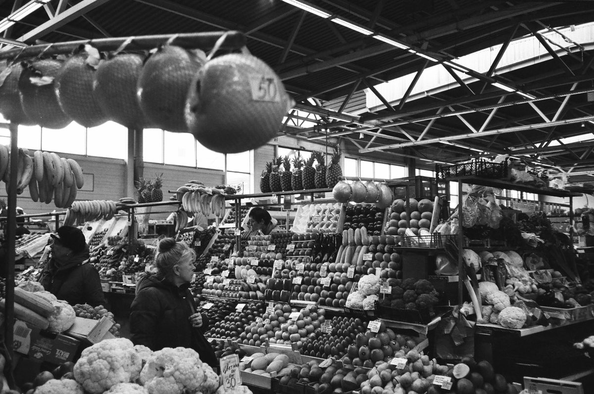 Tarabă de producător local cu legume proaspete într-o piață agroalimentară românească