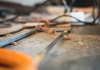 Ce fierăstrău îți trebuie? Ghid simplu pentru tăieturi curate în curte și în atelier