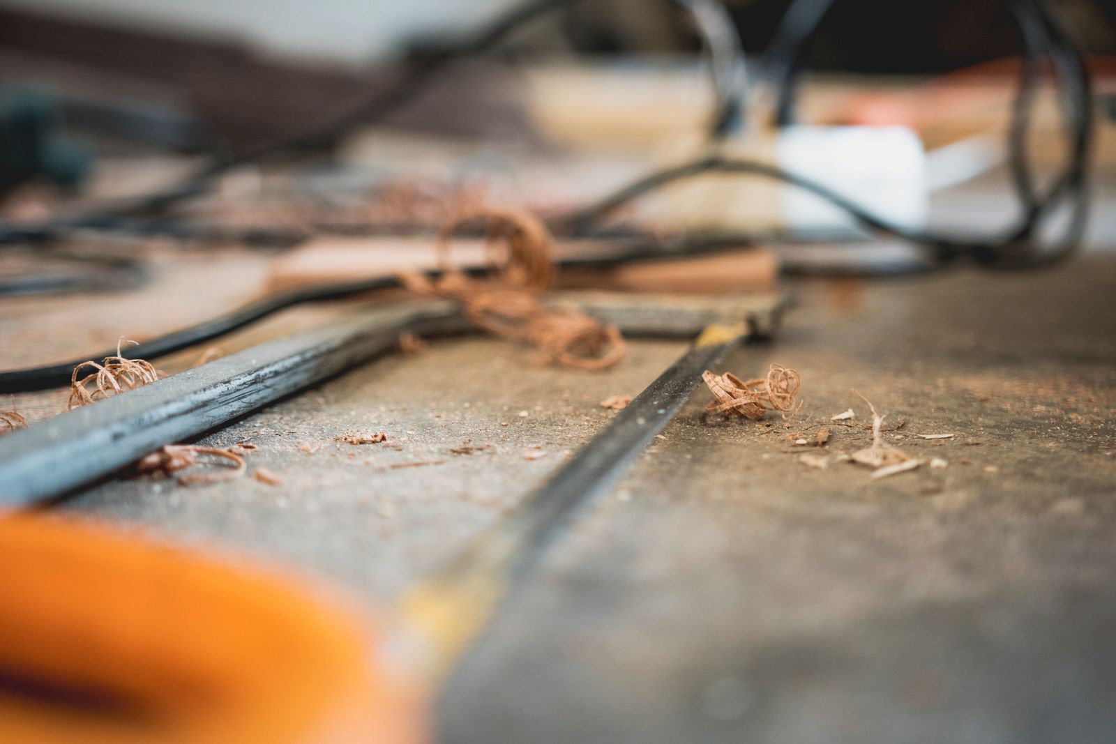 Ce fierăstrău îți trebuie? Ghid simplu pentru tăieturi curate în curte și în atelier