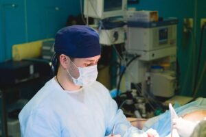 Pregătirea echipei într-o sală de operații