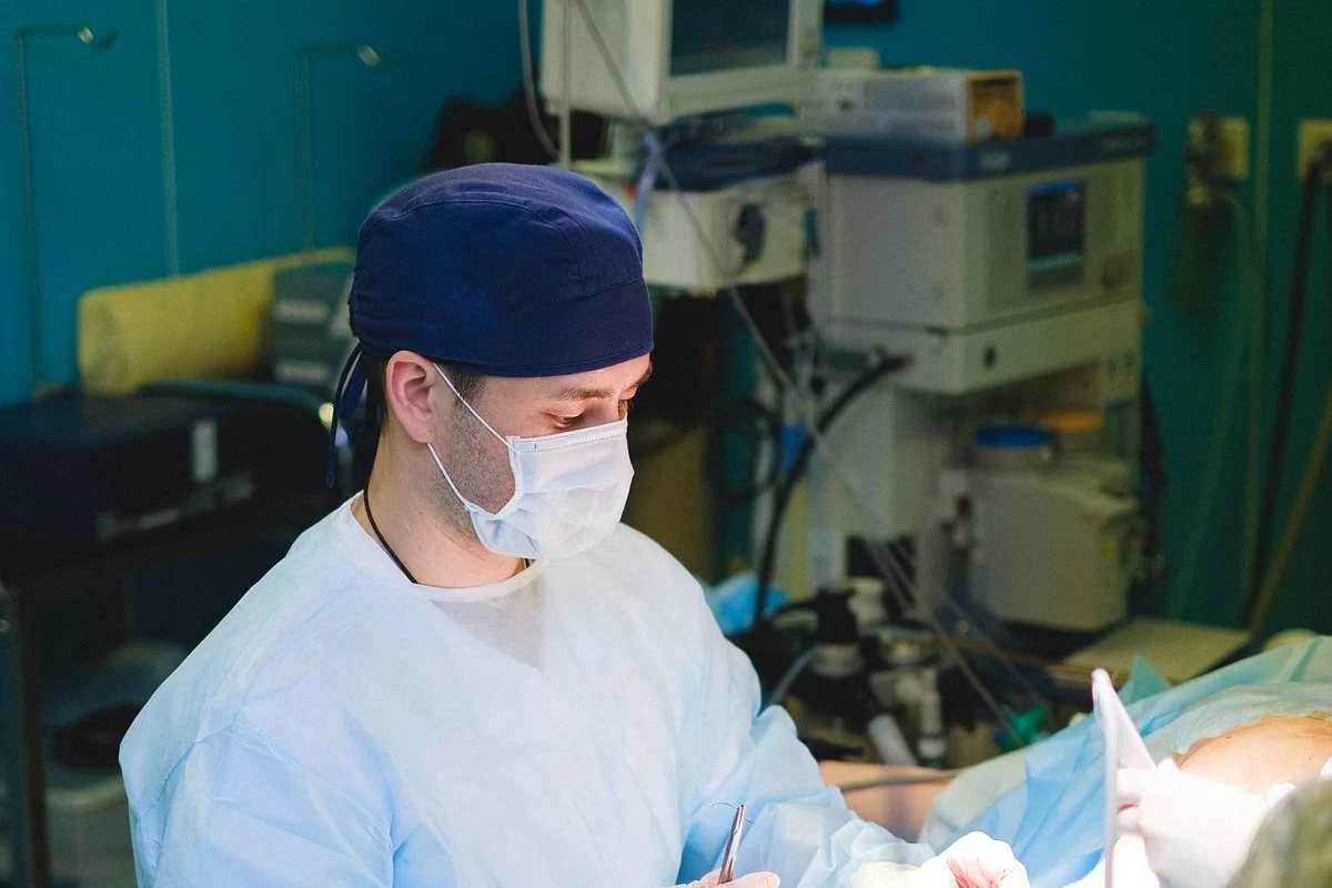 Pregătirea echipei într-o sală de operații
